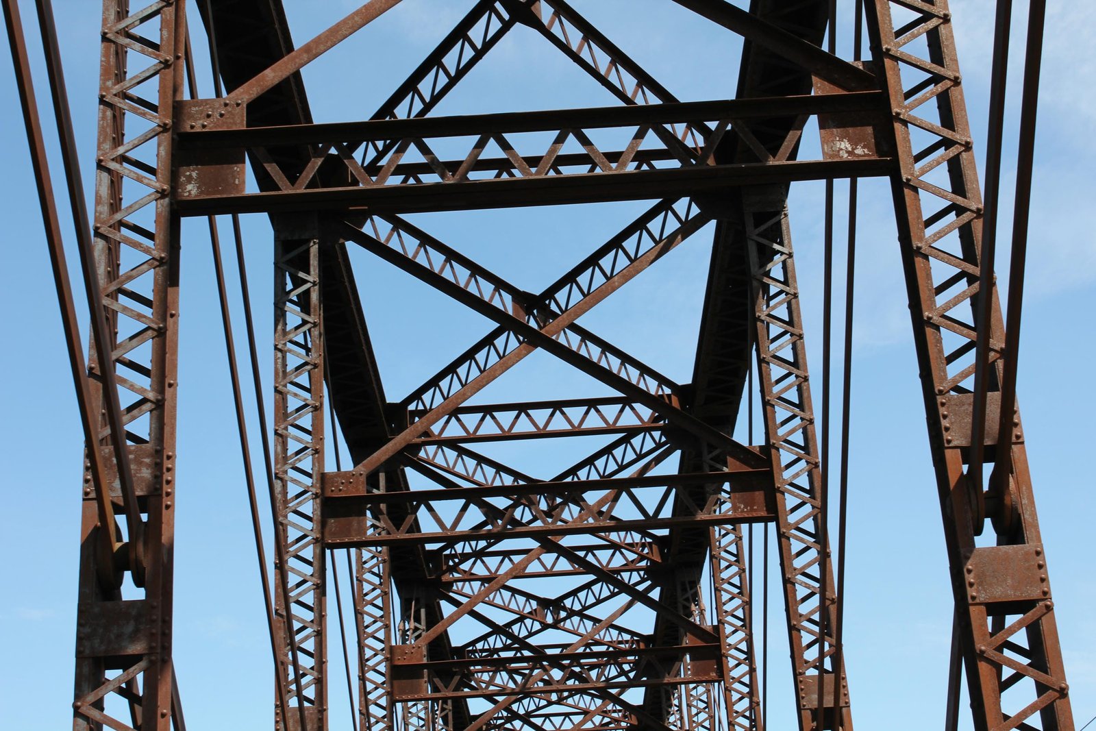 Upper bracing of Whipple span